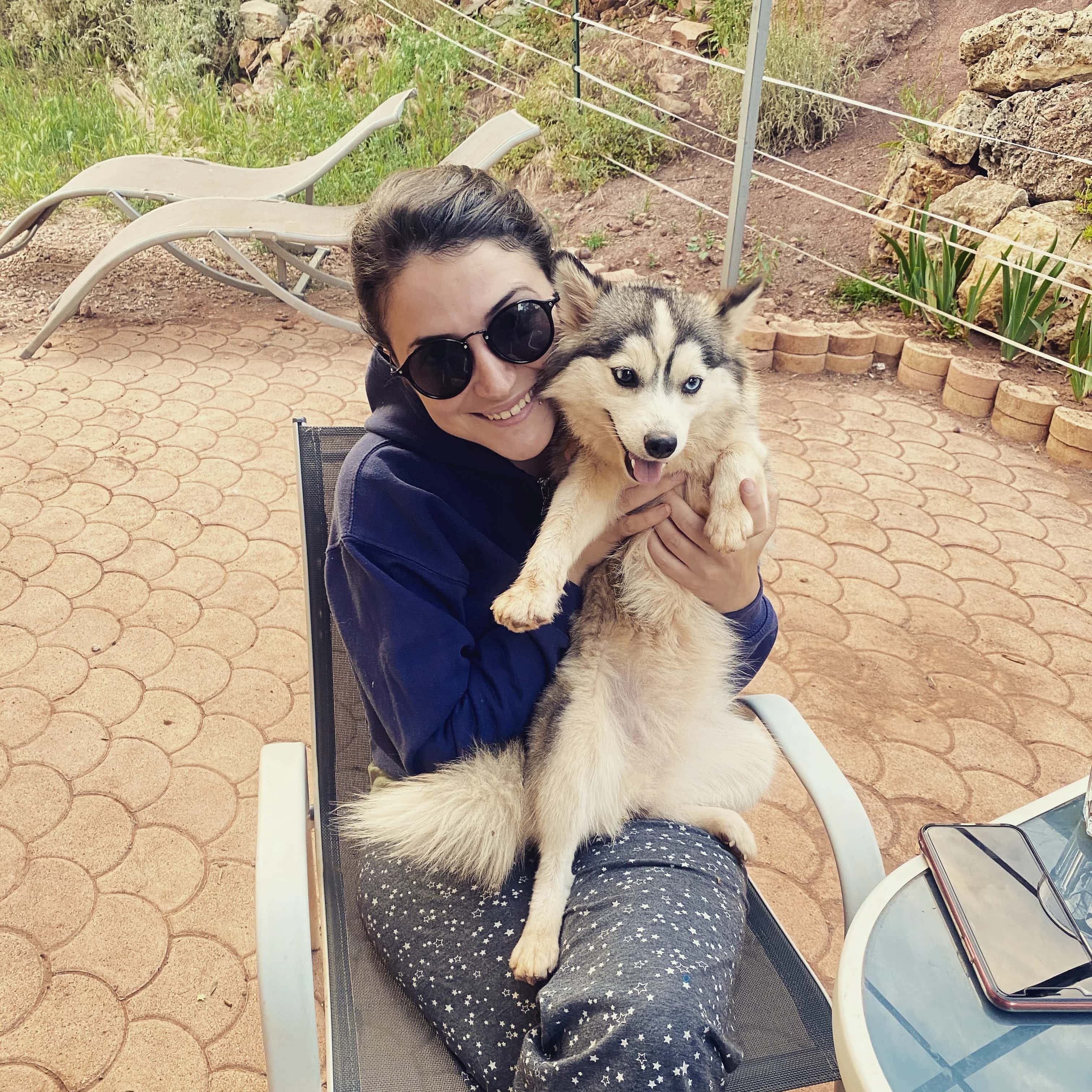 Marine sur une chaise avec son bebe pomsky