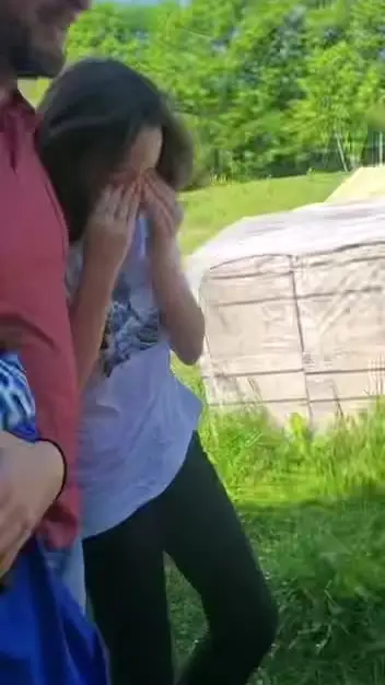 Rencontre entre un chiot Royal POMSKY et sa future famille lors d'une surprise d'adoption